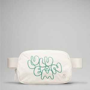 NEW LULULEMON EVERYWHERE BELT BAG
COLOR BONE/CASCADIA GREEN